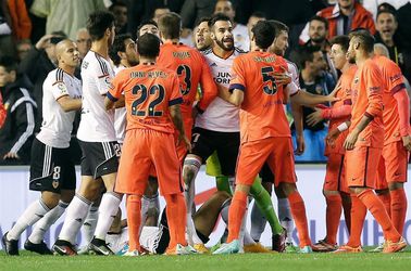 Barcelona in blessuretijd langs Valencia