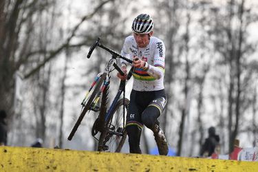 🎥 | IJzersterke Van der Poel de baas bij 'tussendoortje’ in Gullegem