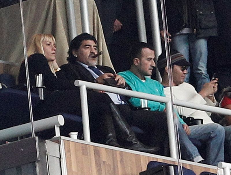 Dronken Maradona slaat ex-vriendin (video)
