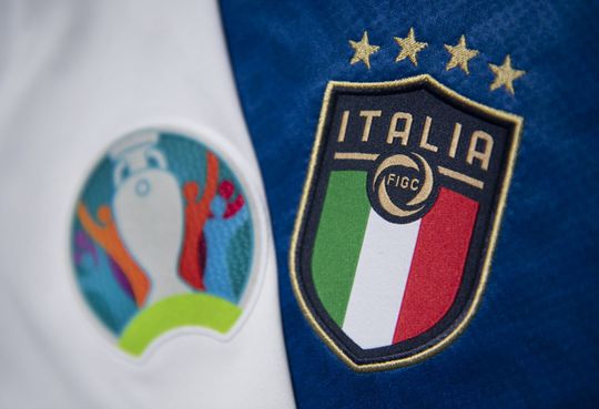 Waarom speelt Italië in het blauw als de vlag rood, wit en groen is?