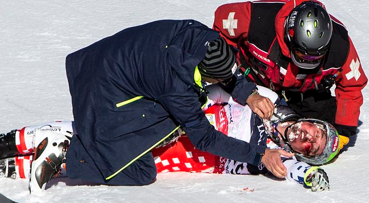 Skiër finisht bewusteloos na harde crash (video)