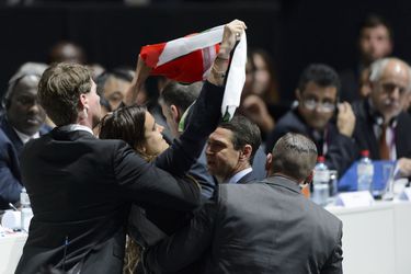 Blatter laat Palestijnse demonstrante uit de zaal zetten