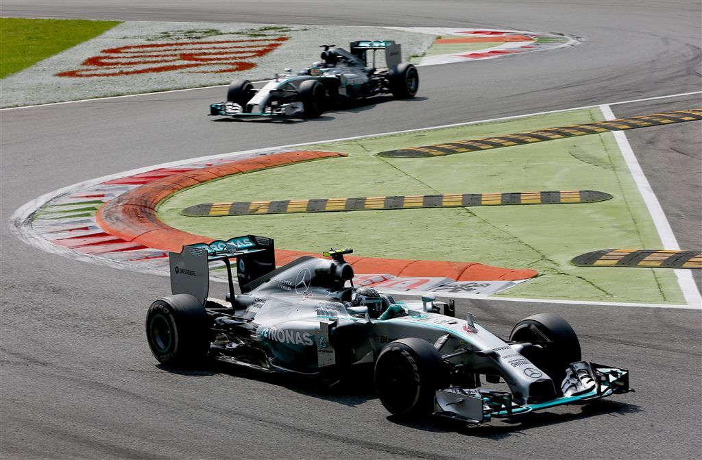 Hamilton zet jacht op Rosberg voort