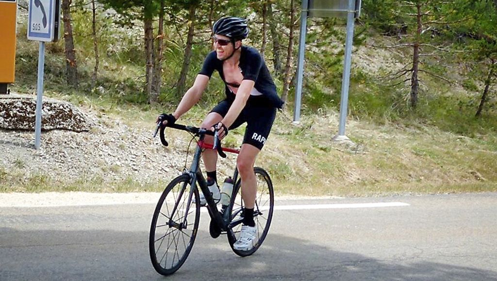 Staatssecretaris fietst de Tour met een pin in zijn dij