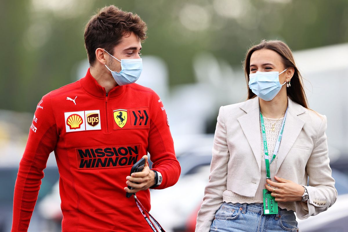 Charles Leclerc neemt vriendin Charlotte mee in Formule 1-Ferrari: 'Magisch!'