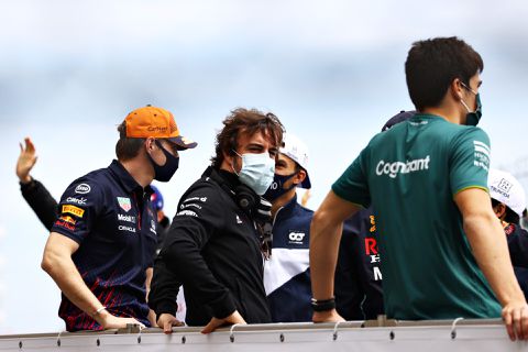 Fernando Alonso houdt van rijstijl Max Verstappen: 'Hij herinnert me aan mezelf'
