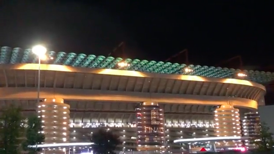 🎥 | Prachtig! Schitterende volkslied van Italië buiten San Siro te horen