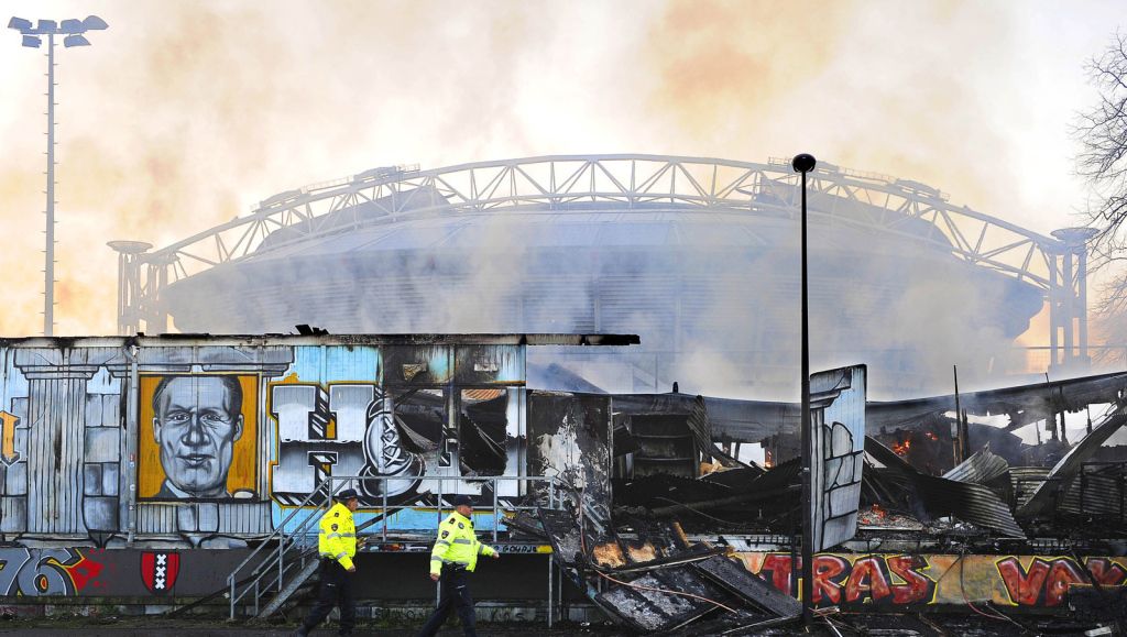 Ajax-fans opgepakt na protest om supportershome