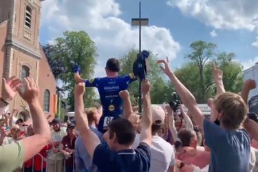 🎥 | Yves Lampaert verslaat Remco Evenepoel bij BK Tijdrijden tot dolle vreugde van uitzinnige fanclub