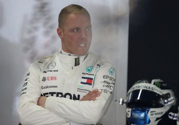 Mercedes-coureur Bottas fietst zich in vakantie helemaal naar de klote (video)