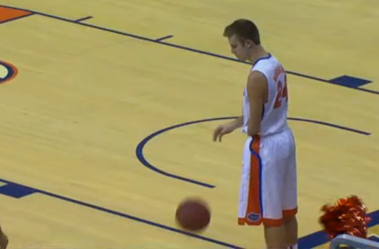 Video: Eenhandige basketballer debuteert voor Florida