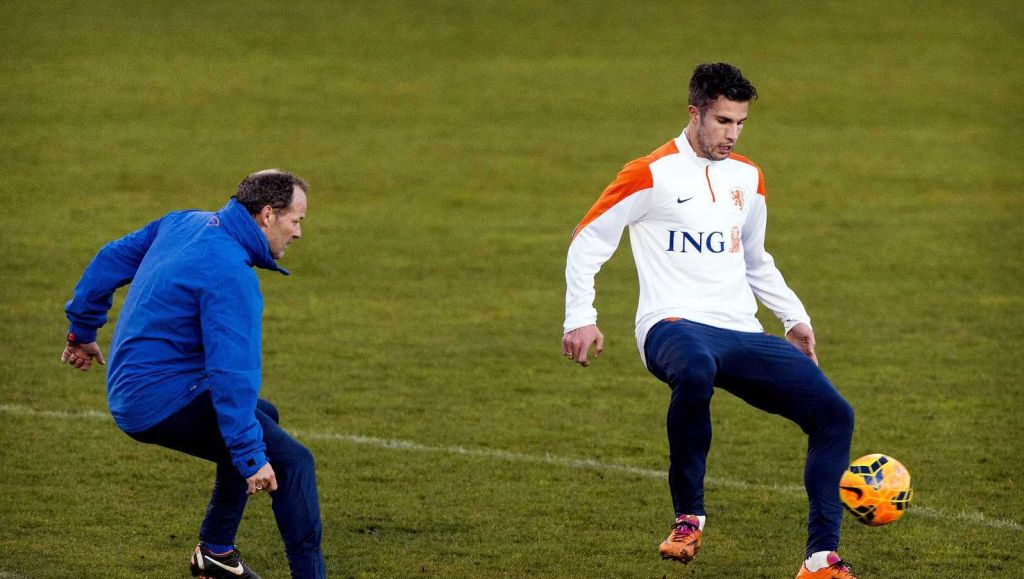 Bondscoach Danny Blind twijfelt over Robin van Persie