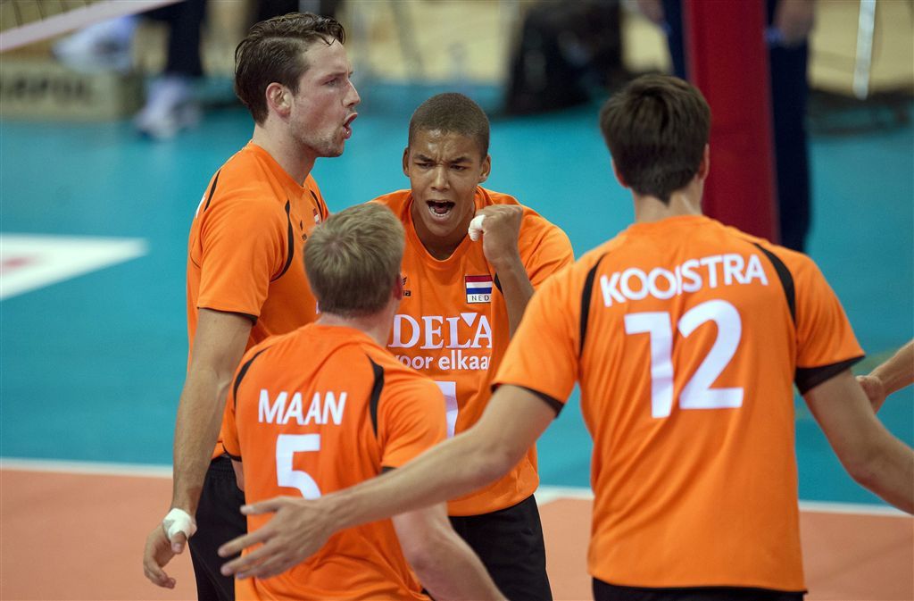 Volleyballers Oranje in groep met België