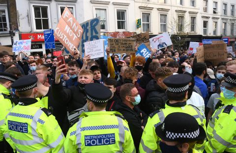 📸 | Chelsea-fans komen massaal naar Stamford Bridge om te protesteren tegen Super League