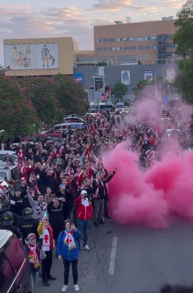 🎥 | Mick van Buren viert groot feest met de fans van Slavia Praag