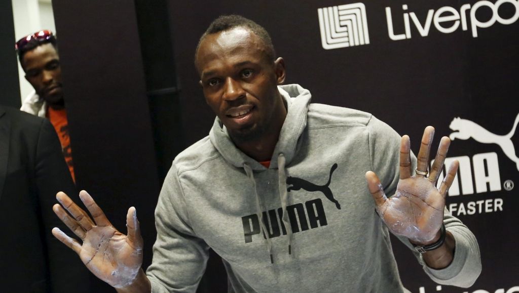 ManU-fan Usain Bolt voor straf in Arsenal-shirt (video)