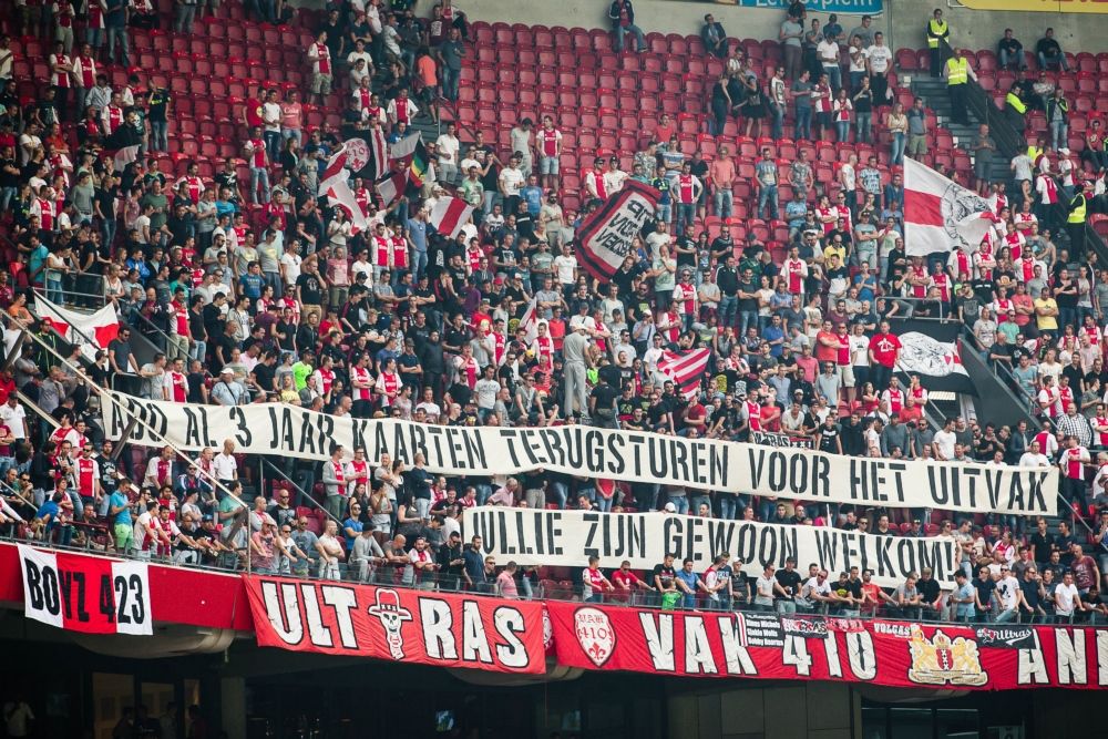 Ajax-fans woedend op elkaar door leeg stadion