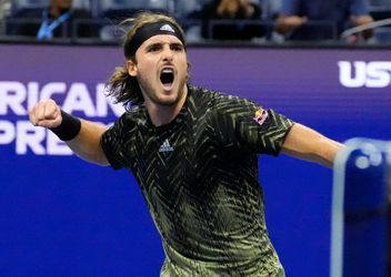 Stefanos Tsitsipas luistert toch naar kritiek Griekse overheid en haalt vaccinatieprik