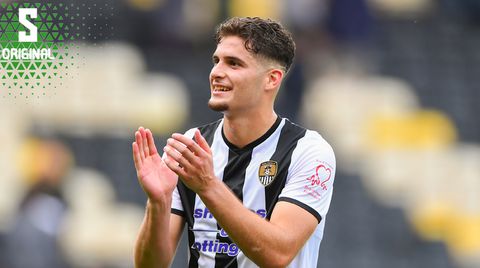 Deze Nederlandse voetballer (25) kan in Nottingham niet normaal over straat