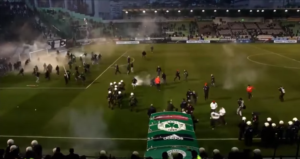 Griekse topper ontsierd door supportersrellen (video)