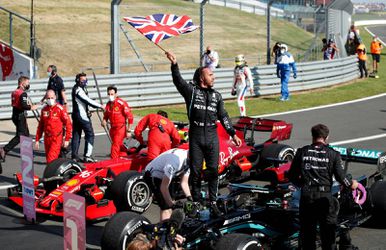 Winnaar Lewis Hamilton over crash met Verstappen: ‘Max gaf weinig ruimte'