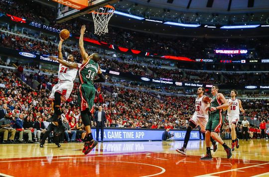 Bucks verkleinen achterstand op Bulls