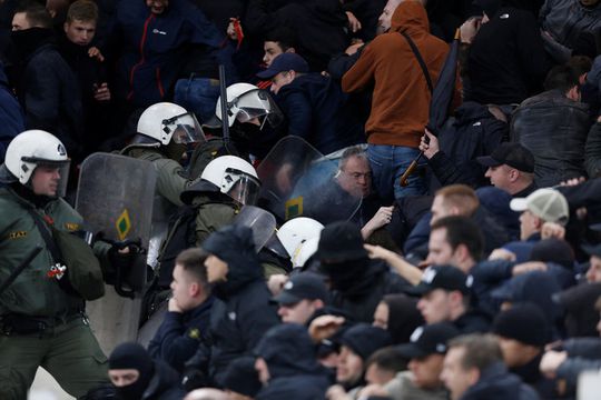 UEFA gaat rellen bij AEK - Ajax onderzoeken, ook Amsterdammers worden beschuldigd