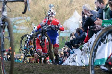 Lars van der Haar ‘trapt’ naast podium in WB-cross Engeland