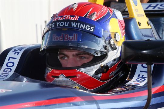 Verstappen foutloos naar tiende tijd