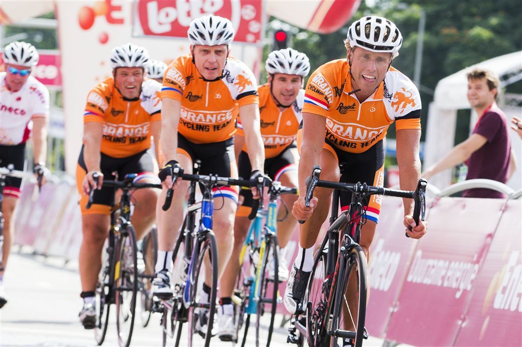 Orange Cycling Team in zee met Roompot