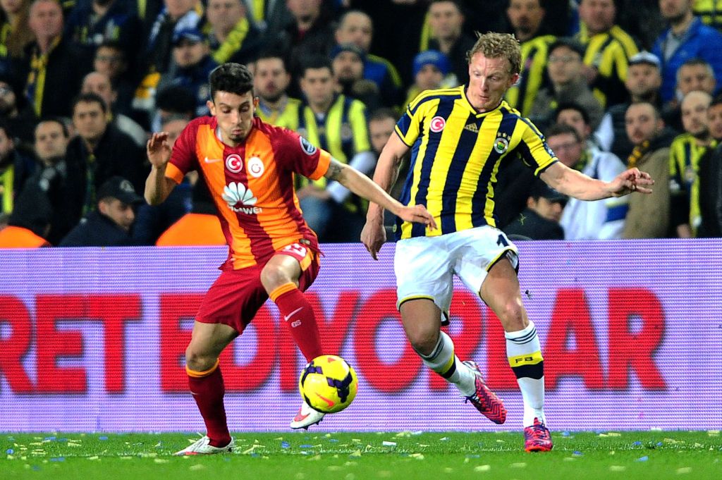 Vier rode kaarten Fenerbahçe helpen Galatasaray aan Turkse titel