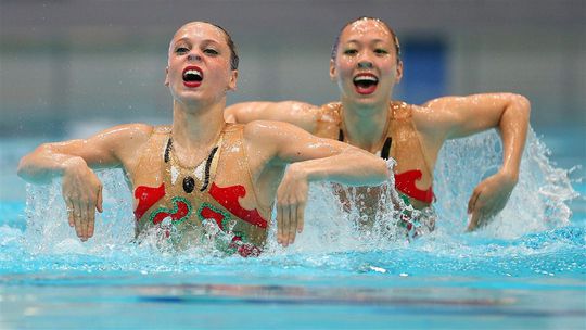 Maat en De Graaf 9e op EK synchroonzwemmen