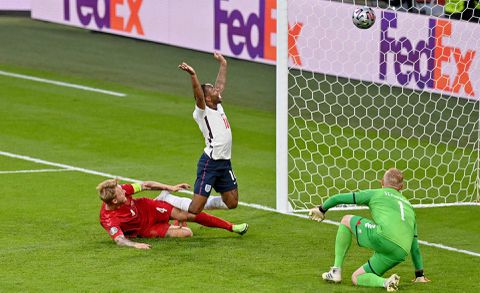 Simon Kjaer maakt in halve finale eigen doelpunt nummer 11 dit EK