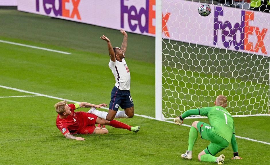 Simon Kjaer maakt in halve finale eigen doelpunt nummer 11 dit EK