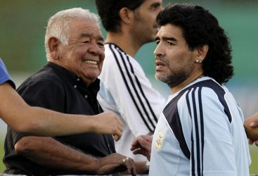 Diego Maradona rouwt om vader 'Don Diego'