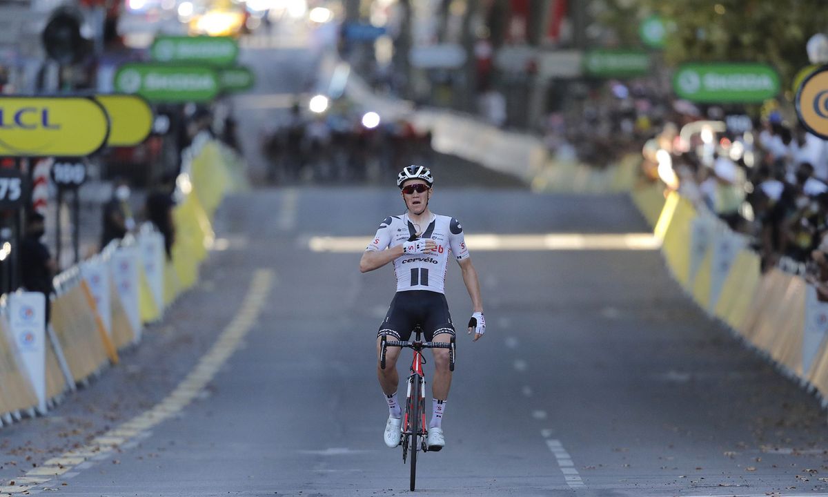 Bora doet weer het werk, Sunweb straft het af: Kragh Andersen wint Tour-etappe