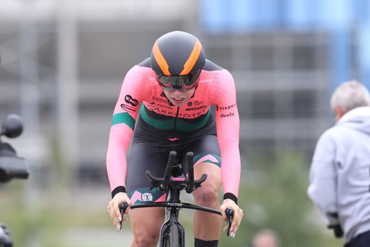 🎥 | Demi Vollering behoudt leiderstrui in Women's Tour, Lorena Wiebes pakt ritzege