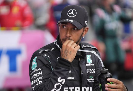 Lewis Hamilton niet zo blij met volle tribunes: ‘Zou het langzaam opbouwen’