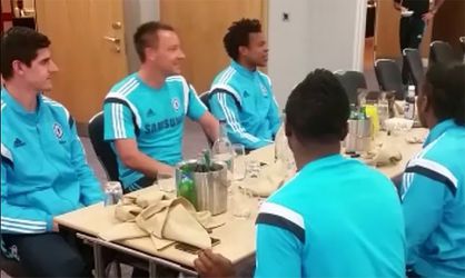 Chelsea-spelers doen iets wat thuis aan tafel niet mag