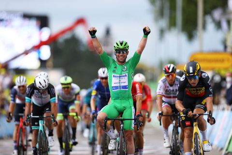 Ploeg van Cavendish zet hem perfect af in waaieretappe Tour: hattrick voor Britse sprinter