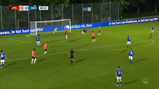 🎥 | Jizz Hornkamp maakt gekke karategoal tegen Jong PSV