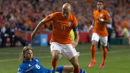 Flinke domper Oranje: Robben valt geblesseerd uit