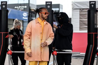 📸 | Lewis Hamilton komt compleet in het oranje aan op Circuit Zandvoort