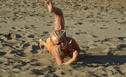 Raïsa Schoon (12) jongste deelneemster ooit bij NK beachvolleybal
