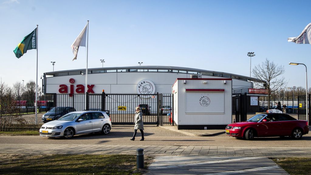 100 Ajax-fans nacht vast na bezetten kantine