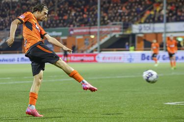 🎥 | Volendam-speler Denso Kasius schiet knap raak uit moeilijke hoek