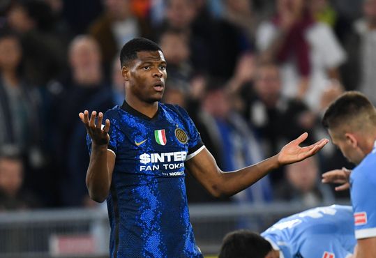 🎥 | Denzel Dumfries krijgt apengeluiden toegeschreeuwd