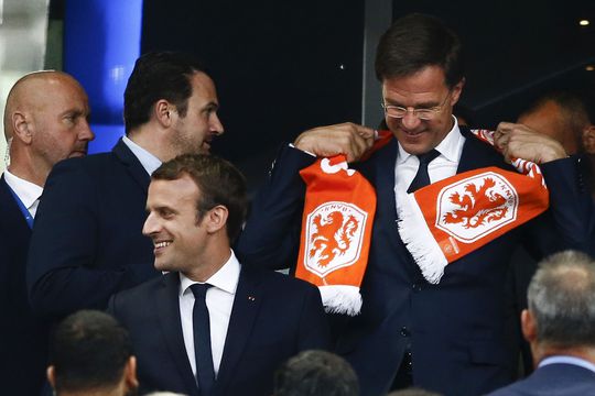 Premier Mark Rutte verklapt voor welke voetbalclub hij is