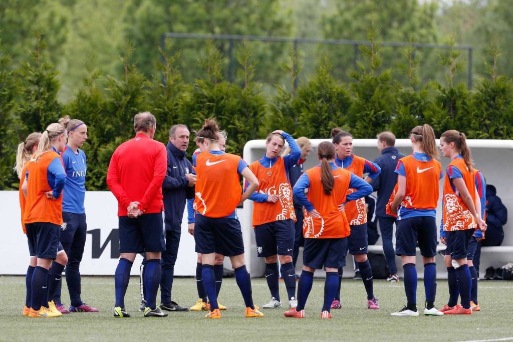 Voetbalsters dragen de ballen gewoon zelf