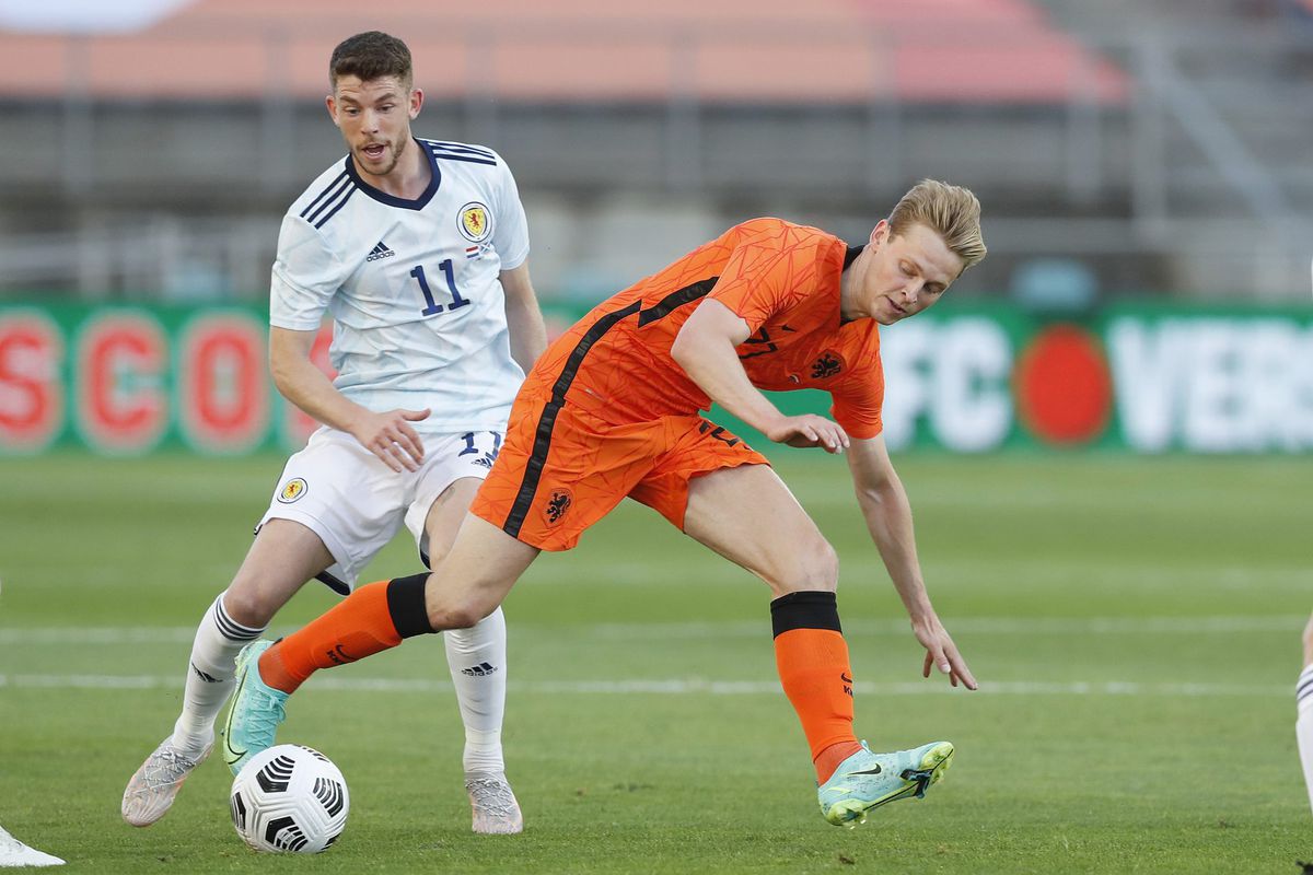 Frenkie de Jong en Georginio Wijnaldum tegen Schotland al na een half uur gewisseld